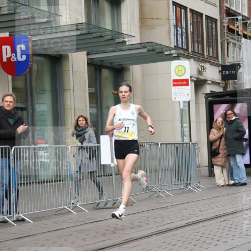 05.10.2025 - 20. swb-Marathon Bremen Strokosch-Dieckow http://msf.ph/oto/9228151 05.10.2025 10:30:04 Ziel 11, 11 meine-sportfotos.de