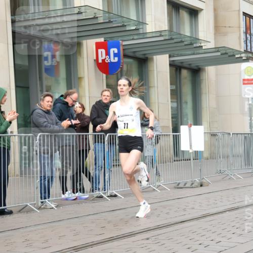 05.10.2025 - 20. swb-Marathon Bremen Strokosch-Dieckow http://msf.ph/oto/9228162 05.10.2025 10:30:04 Ziel 11, 11 meine-sportfotos.de