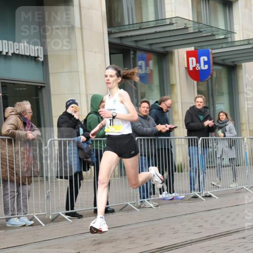 05.10.2025 - 20. swb-Marathon Bremen Strokosch-Dieckow http://msf.ph/oto/9228168 05.10.2025 10:30:05 Ziel 11, 11 meine-sportfotos.de