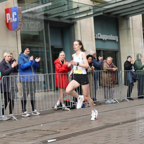 05.10.2025 - 20. swb-Marathon Bremen Strokosch-Dieckow http://msf.ph/oto/9228175 05.10.2025 10:30:05 Ziel 11, 11 meine-sportfotos.de