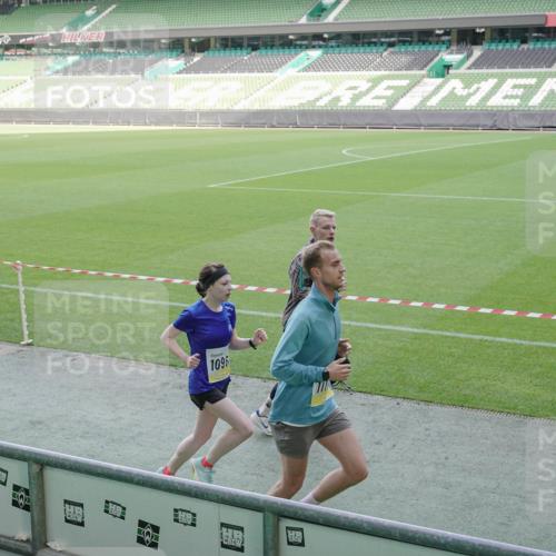 05.10.2025 - 20. swb-Marathon Bremen Michael Burmester http://msf.ph/oto/9228190 05.10.2025 10:25:45 Laufen im Stadion 9006, 9170, 9302, 9361, 9558, 9614, 9775, 9849, 9865, 9884, 9919, 9967, 10044, 10104, 10155, 10306, 10348, 10474, 10505, 10541, 10553, 10554, 10559, 10652, 10666, 10780, 10961, 11178, 11230, 11256, 11316, 11346, 11403, 11422, 11503, 11581, 11617, 11666, 11745, 8187, 9253, 10375, 10553, 10979, 11217, 11304, 11640 meine-sportfotos.de