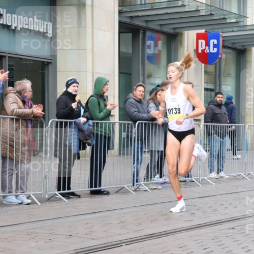 05.10.2025 - 20. swb-Marathon Bremen Strokosch-Dieckow http://msf.ph/oto/9228247 05.10.2025 10:30:39 Ziel  meine-sportfotos.de