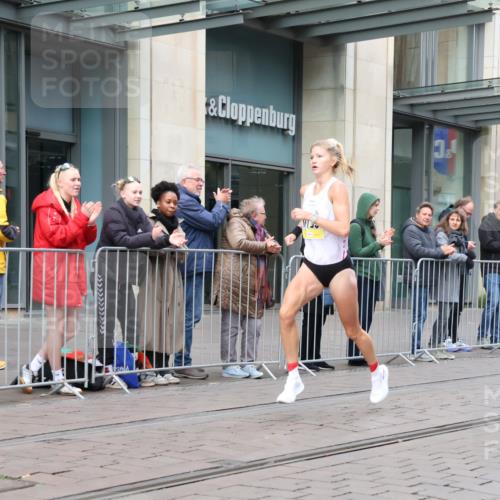 05.10.2025 - 20. swb-Marathon Bremen Strokosch-Dieckow http://msf.ph/oto/9228254 05.10.2025 10:30:39 Ziel  meine-sportfotos.de