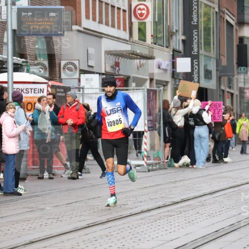 05.10.2025 - 20. swb-Marathon Bremen Strokosch-Dieckow http://msf.ph/oto/9228261 05.10.2025 10:31:21 Ziel 9291, 10905, 9291, 10905 meine-sportfotos.de