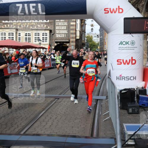05.10.2025 - 20. swb-Marathon Bremen Yannick Fuchs http://msf.ph/oto/9228262 05.10.2025 11:01:43 Ziel 7908, 9278, 9286, 9322, 9371, 9432, 10026, 10030, 10056, 10157, 10324, 10336, 10562, 11223, 11463, 11493, 11732, 11733 meine-sportfotos.de