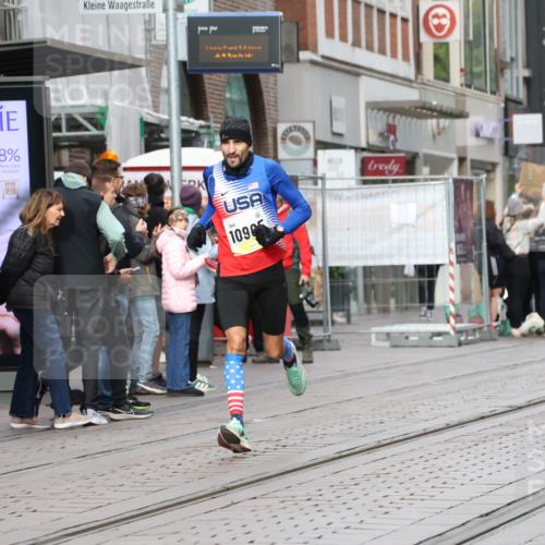 05.10.2025 - 20. swb-Marathon Bremen Strokosch-Dieckow http://msf.ph/oto/9228267 05.10.2025 10:31:22 Ziel 9291, 10905, 9291, 10905 meine-sportfotos.de