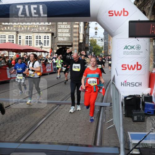 05.10.2025 - 20. swb-Marathon Bremen Yannick Fuchs http://msf.ph/oto/9228272 05.10.2025 11:01:43 Ziel 7908, 9278, 9286, 9322, 9371, 9432, 10026, 10030, 10056, 10157, 10324, 10336, 10562, 11223, 11463, 11493, 11732, 11733 meine-sportfotos.de