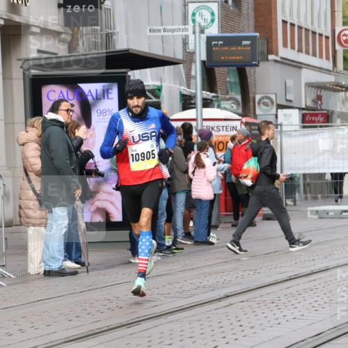 05.10.2025 - 20. swb-Marathon Bremen Strokosch-Dieckow http://msf.ph/oto/9228276 05.10.2025 10:31:23 Ziel 9291, 10905, 9291, 10905 meine-sportfotos.de