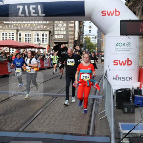 05.10.2025 - 20. swb-Marathon Bremen Yannick Fuchs http://msf.ph/oto/9228279 05.10.2025 11:01:43 Ziel 7908, 9278, 9286, 9322, 9371, 9432, 10026, 10030, 10056, 10157, 10324, 10336, 10562, 11223, 11463, 11493, 11732, 11733 meine-sportfotos.de