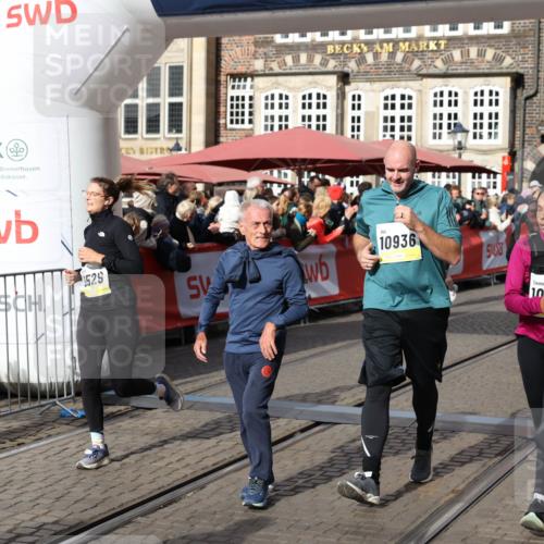05.10.2025 - 20. swb-Marathon Bremen Yannick Fuchs http://msf.ph/oto/9228287 05.10.2025 10:58:45 Ziel 7163, 9359, 9430, 9472, 9529, 9714, 9766, 9913, 10049, 10261, 10285, 10408, 10513, 10527, 10591, 10679, 10871, 10936, 10988, 11078 meine-sportfotos.de