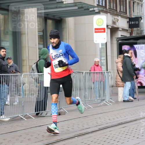 05.10.2025 - 20. swb-Marathon Bremen Strokosch-Dieckow http://msf.ph/oto/9228303 05.10.2025 10:31:24 Ziel 9291, 10905, 9291, 10905 meine-sportfotos.de