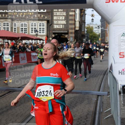 05.10.2025 - 20. swb-Marathon Bremen Yannick Fuchs http://msf.ph/oto/9228319 05.10.2025 11:01:44 Ziel 7908, 9278, 9322, 9371, 9432, 10026, 10030, 10056, 10157, 10324, 10336, 10562, 11223, 11463, 11493, 11732, 11733 meine-sportfotos.de