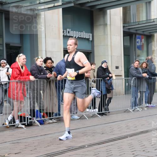 05.10.2025 - 20. swb-Marathon Bremen Strokosch-Dieckow http://msf.ph/oto/9228406 05.10.2025 10:31:49 Ziel 11201, 11201 meine-sportfotos.de
