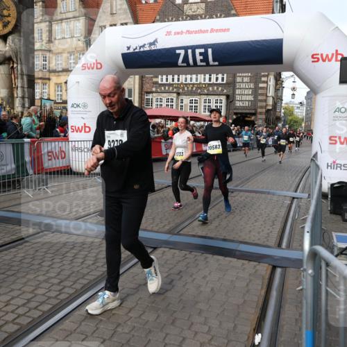 05.10.2025 - 20. swb-Marathon Bremen Yannick Fuchs http://msf.ph/oto/9228422 05.10.2025 11:01:47 Ziel 9269, 9278, 9294, 9322, 9432, 9782, 10026, 10030, 10056, 10324, 10370, 10562, 11223, 11463, 11732, 11733 meine-sportfotos.de