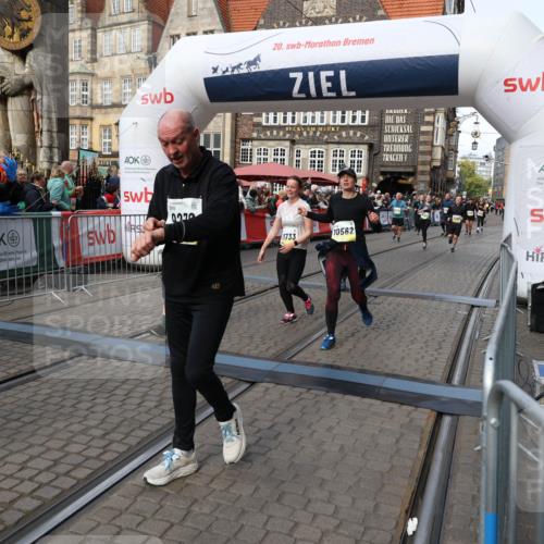 05.10.2025 - 20. swb-Marathon Bremen Yannick Fuchs http://msf.ph/oto/9228428 05.10.2025 11:01:47 Ziel 9269, 9278, 9294, 9322, 9432, 9782, 10026, 10030, 10056, 10324, 10370, 10562, 11223, 11463, 11732, 11733 meine-sportfotos.de
