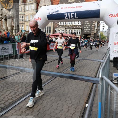 05.10.2025 - 20. swb-Marathon Bremen Yannick Fuchs http://msf.ph/oto/9228454 05.10.2025 11:01:47 Ziel 9269, 9278, 9294, 9322, 9432, 9782, 10026, 10030, 10056, 10324, 10370, 10562, 11223, 11463, 11732, 11733 meine-sportfotos.de