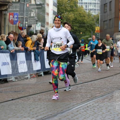 05.10.2025 - 20. swb-Marathon Bremen Strokosch-Dieckow http://msf.ph/oto/9228463 05.10.2025 10:50:35 Ziel 9267, 9299, 9337, 9578, 9986, 10199, 10251, 11062, 11451, 11466 meine-sportfotos.de