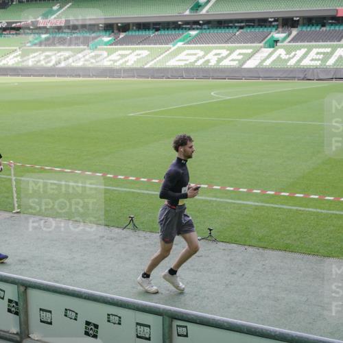 05.10.2025 - 20. swb-Marathon Bremen Michael Burmester http://msf.ph/oto/9228482 05.10.2025 10:26:21 Laufen im Stadion 8000, 9170, 9250, 9290, 9396, 9545, 9590, 9865, 9884, 9919, 9963, 10044, 10053, 10090, 10304, 10348, 10431, 10447, 10474, 10554, 10559, 10624, 10633, 10649, 10682, 10780, 10816, 10823, 10851, 10961, 11178, 11346, 11422, 11488, 11617, 11648, 11666, 11714, 11715, 9006, 9361, 9614, 9849, 9967, 10306, 10474, 10505, 10666, 11316, 11403, 11503, 11745 meine-sportfotos.de