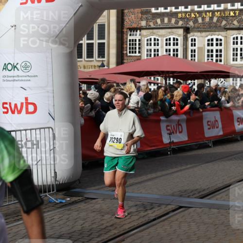 05.10.2025 - 20. swb-Marathon Bremen Yannick Fuchs http://msf.ph/oto/9228486 05.10.2025 10:58:57 Ziel 9346, 9349, 9540, 10080, 10263, 10560, 10561, 11290, 11483, 11651 meine-sportfotos.de