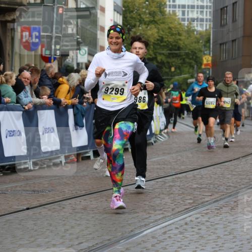 05.10.2025 - 20. swb-Marathon Bremen Strokosch-Dieckow http://msf.ph/oto/9228501 05.10.2025 10:50:35 Ziel 9267, 9299, 9337, 9578, 9986, 10199, 10251, 11062, 11451, 11466 meine-sportfotos.de