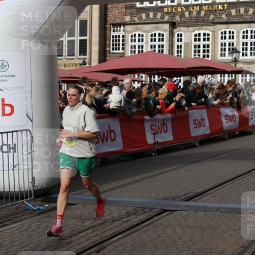 05.10.2025 - 20. swb-Marathon Bremen Yannick Fuchs http://msf.ph/oto/9228513 05.10.2025 10:58:57 Ziel 9346, 9349, 9540, 10080, 10263, 10560, 10561, 11290, 11483, 11651 meine-sportfotos.de