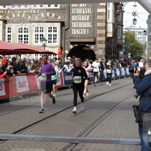 05.10.2025 - 20. swb-Marathon Bremen Yannick Fuchs http://msf.ph/oto/9228526 05.10.2025 10:58:58 Ziel 9346, 9349, 10080, 10263, 10560, 10561, 11290, 11483, 11651 meine-sportfotos.de