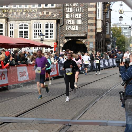 05.10.2025 - 20. swb-Marathon Bremen Yannick Fuchs http://msf.ph/oto/9228536 05.10.2025 10:58:58 Ziel 9346, 9349, 10080, 10263, 10560, 10561, 11290, 11483, 11651 meine-sportfotos.de