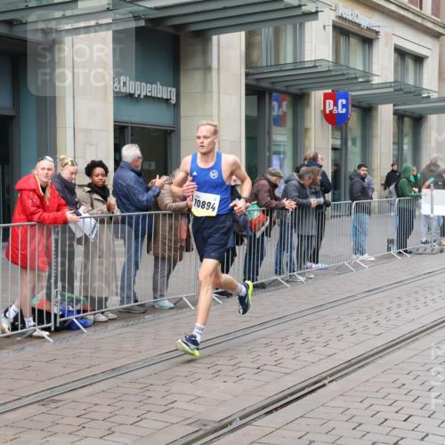 05.10.2025 - 20. swb-Marathon Bremen Strokosch-Dieckow http://msf.ph/oto/9228541 05.10.2025 10:32:50 Ziel 10894, 10894 meine-sportfotos.de