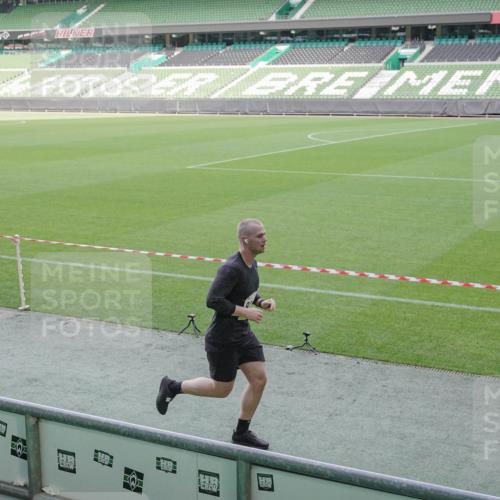05.10.2025 - 20. swb-Marathon Bremen Michael Burmester http://msf.ph/oto/9228568 05.10.2025 10:26:31 Laufen im Stadion 8000, 9009, 9170, 9202, 9250, 9285, 9290, 9396, 9411, 9545, 9590, 9878, 9897, 9921, 9960, 9963, 10044, 10045, 10053, 10090, 10304, 10431, 10447, 10559, 10624, 10633, 10649, 10682, 10773, 10780, 10816, 10823, 10851, 10961, 11178, 11422, 11488, 11585, 11617, 11648, 11714, 11715, 9006, 9361, 9614, 9849, 9865, 9884, 9919, 9967, 10306, 10348, 10474, 10554, 10666, 10961, 11316, 11346, 11403, 11503, 11666, 11745 meine-sportfotos.de