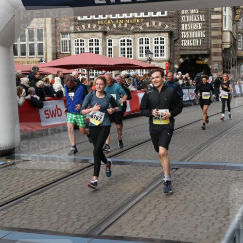 05.10.2025 - 20. swb-Marathon Bremen Yannick Fuchs http://msf.ph/oto/9228580 05.10.2025 11:01:50 Ziel 9189, 9269, 9294, 9432, 9782, 10004, 10026, 10030, 10370, 10562, 10903, 10904, 11223, 11463, 11732, 11733 meine-sportfotos.de