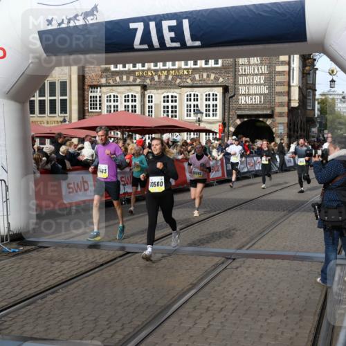 05.10.2025 - 20. swb-Marathon Bremen Yannick Fuchs http://msf.ph/oto/9228586 05.10.2025 10:58:59 Ziel 9349, 9518, 9542, 10080, 10263, 10560, 10561, 11290, 11483, 11612, 11651 meine-sportfotos.de