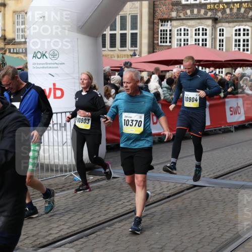 05.10.2025 - 20. swb-Marathon Bremen Yannick Fuchs http://msf.ph/oto/9228643 05.10.2025 11:01:52 Ziel 9189, 9269, 9294, 9782, 10004, 10026, 10370, 10562, 10903, 10904, 11463, 11732, 11733 meine-sportfotos.de