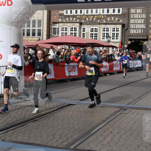 05.10.2025 - 20. swb-Marathon Bremen Yannick Fuchs http://msf.ph/oto/9228698 05.10.2025 10:59:03 Ziel 9349, 9518, 9542, 9601, 9847, 9977, 10080, 10560, 10588, 11290, 11483, 11612 meine-sportfotos.de