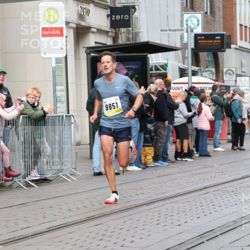 05.10.2025 - 20. swb-Marathon Bremen Strokosch-Dieckow http://msf.ph/oto/9228731 05.10.2025 10:34:12 Ziel 9319, 9851, 10718, 9319, 9851, 10718 meine-sportfotos.de