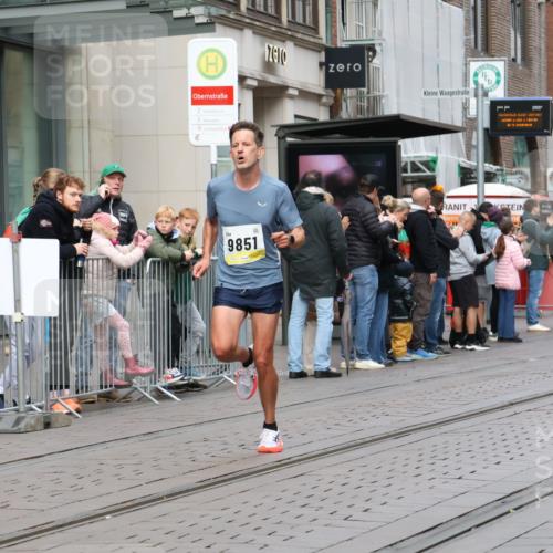 05.10.2025 - 20. swb-Marathon Bremen Strokosch-Dieckow http://msf.ph/oto/9228741 05.10.2025 10:34:13 Ziel 9319, 9851, 10718, 9319, 9851, 10718 meine-sportfotos.de