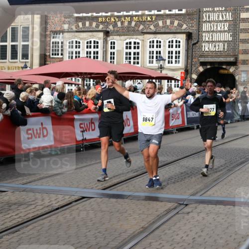 05.10.2025 - 20. swb-Marathon Bremen Yannick Fuchs http://msf.ph/oto/9228750 05.10.2025 10:59:06 Ziel 9349, 9518, 9542, 9601, 9847, 9977, 10080, 10357, 10560, 10588, 11483, 11612 meine-sportfotos.de