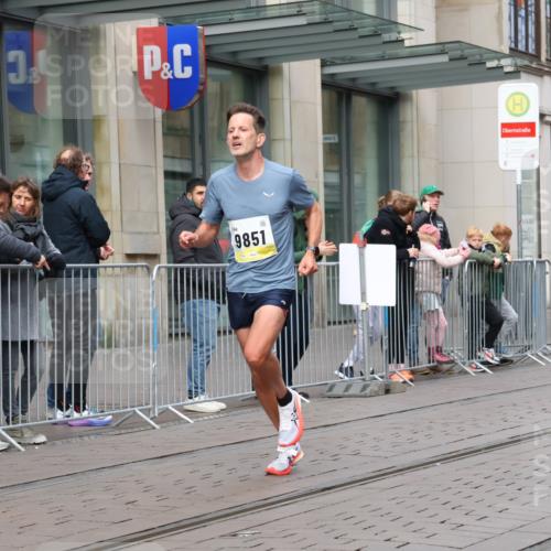 05.10.2025 - 20. swb-Marathon Bremen Strokosch-Dieckow http://msf.ph/oto/9228755 05.10.2025 10:34:14 Ziel 9319, 9851, 10718, 9319, 9851, 10718 meine-sportfotos.de