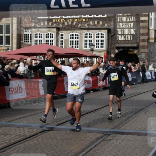 05.10.2025 - 20. swb-Marathon Bremen Yannick Fuchs http://msf.ph/oto/9228765 05.10.2025 10:59:06 Ziel 9349, 9518, 9542, 9601, 9847, 9977, 10080, 10357, 10560, 10588, 11483, 11612 meine-sportfotos.de