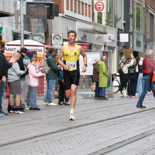 05.10.2025 - 20. swb-Marathon Bremen Strokosch-Dieckow http://msf.ph/oto/9228768 05.10.2025 10:34:17 Ziel 9319, 10718, 9319, 10718 meine-sportfotos.de