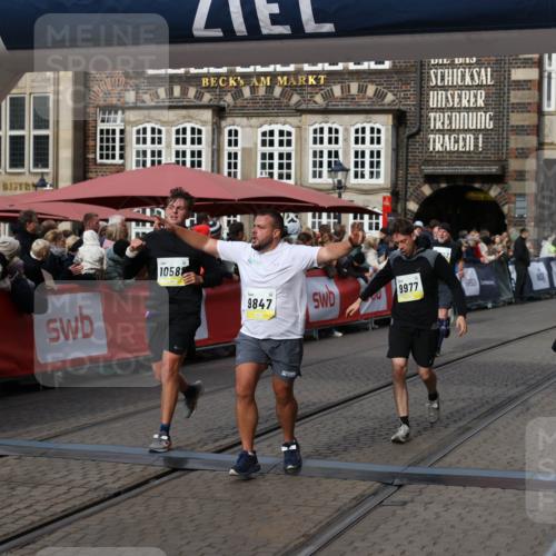 05.10.2025 - 20. swb-Marathon Bremen Yannick Fuchs http://msf.ph/oto/9228778 05.10.2025 10:59:06 Ziel 9349, 9518, 9542, 9601, 9847, 9977, 10080, 10357, 10560, 10588, 11483, 11612 meine-sportfotos.de