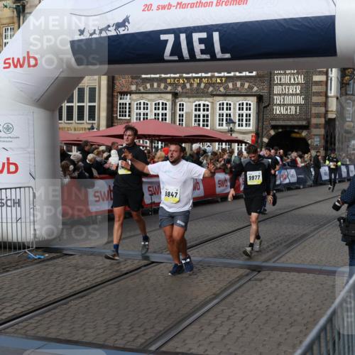 05.10.2025 - 20. swb-Marathon Bremen Yannick Fuchs http://msf.ph/oto/9228783 05.10.2025 10:59:06 Ziel 9349, 9518, 9542, 9601, 9847, 9977, 10080, 10357, 10560, 10588, 11483, 11612 meine-sportfotos.de