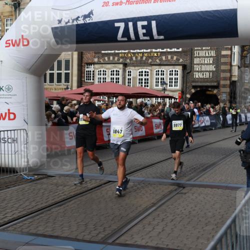 05.10.2025 - 20. swb-Marathon Bremen Yannick Fuchs http://msf.ph/oto/9228797 05.10.2025 10:59:07 Ziel 9349, 9518, 9542, 9601, 9847, 9977, 10080, 10357, 10588, 10607, 11612 meine-sportfotos.de