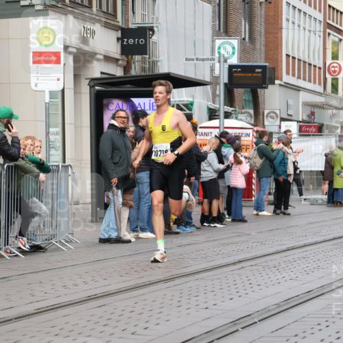 05.10.2025 - 20. swb-Marathon Bremen Strokosch-Dieckow http://msf.ph/oto/9228799 05.10.2025 10:34:19 Ziel 9319, 10410, 10718, 9319, 10410, 10718 meine-sportfotos.de