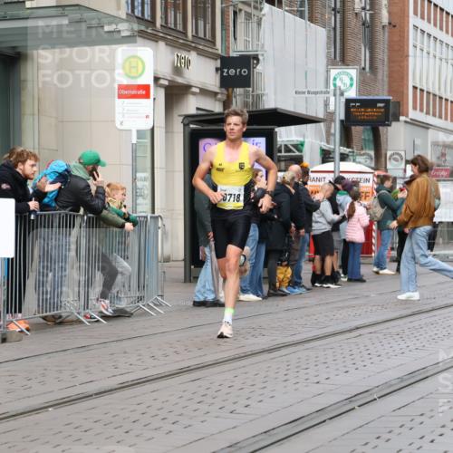 05.10.2025 - 20. swb-Marathon Bremen Strokosch-Dieckow http://msf.ph/oto/9228807 05.10.2025 10:34:20 Ziel 9319, 10410, 10718, 9319, 10410, 10718 meine-sportfotos.de