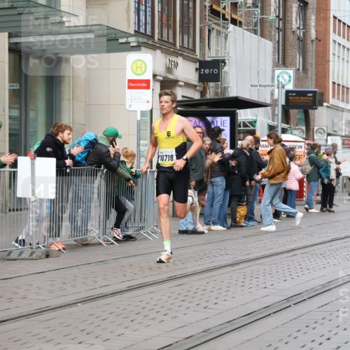 05.10.2025 - 20. swb-Marathon Bremen Strokosch-Dieckow http://msf.ph/oto/9228816 05.10.2025 10:34:20 Ziel 9319, 10410, 10718, 9319, 10410, 10718 meine-sportfotos.de