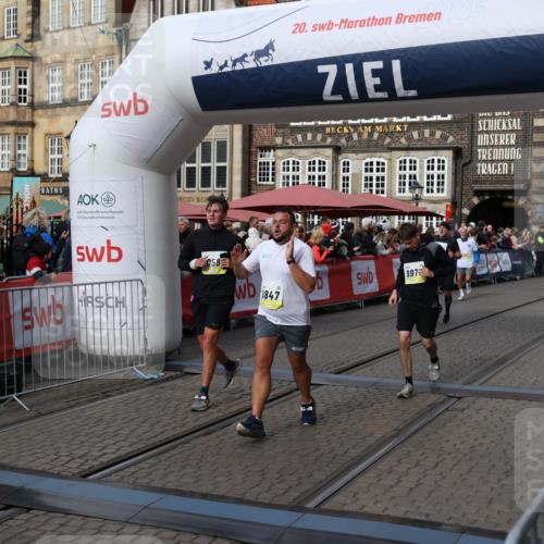 05.10.2025 - 20. swb-Marathon Bremen Yannick Fuchs http://msf.ph/oto/9228820 05.10.2025 10:59:07 Ziel 9349, 9518, 9542, 9601, 9847, 9977, 10080, 10357, 10588, 10607, 11612 meine-sportfotos.de