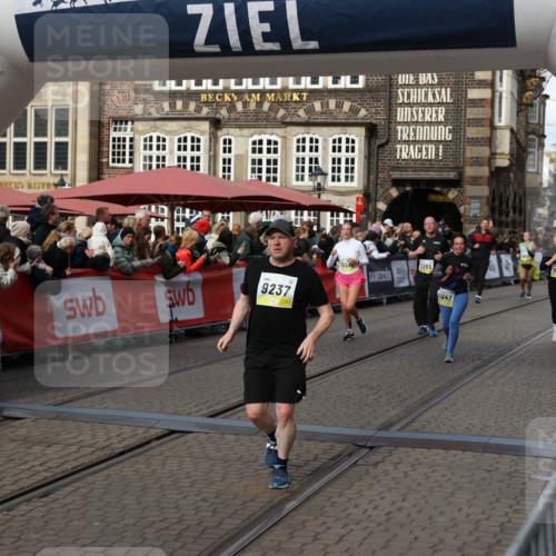 05.10.2025 - 20. swb-Marathon Bremen Yannick Fuchs http://msf.ph/oto/9228821 05.10.2025 11:01:58 Ziel 9189, 9237, 9365, 9655, 10004, 10558, 10903, 10904, 11647 meine-sportfotos.de