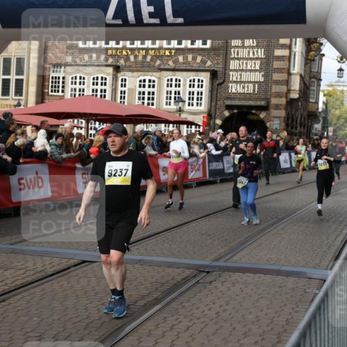 05.10.2025 - 20. swb-Marathon Bremen Yannick Fuchs http://msf.ph/oto/9228838 05.10.2025 11:01:59 Ziel 9189, 9237, 9365, 9655, 10004, 10558, 11647 meine-sportfotos.de