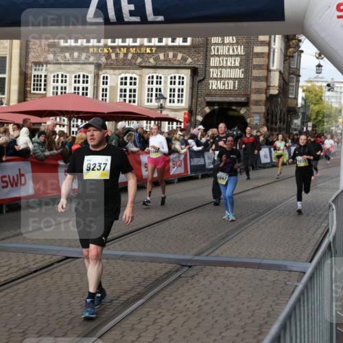 05.10.2025 - 20. swb-Marathon Bremen Yannick Fuchs http://msf.ph/oto/9228843 05.10.2025 11:01:59 Ziel 9189, 9237, 9365, 9655, 10004, 10558, 11647 meine-sportfotos.de