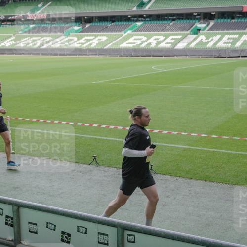05.10.2025 - 20. swb-Marathon Bremen Michael Burmester http://msf.ph/oto/9228862 05.10.2025 10:26:57 Laufen im Stadion 28, 9009, 9202, 9250, 9270, 9285, 9290, 9351, 9362, 9396, 9400, 9411, 9500, 9545, 9590, 9678, 9709, 9711, 9876, 9878, 9885, 9897, 9921, 9960, 9961, 10045, 10053, 10090, 10091, 10092, 10277, 10351, 10411, 10431, 10447, 10568, 10633, 10634, 10639, 10649, 10682, 10750, 10773, 10792, 10823, 10898, 10947, 11074, 11362, 11585, 11645, 11648, 11683, 11714, 11715, 8000, 9250, 9963, 10044, 10304, 10559, 10624, 10780, 10816, 10851, 11488, 11617 meine-sportfotos.de